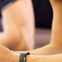 Ausschnitt von Teilnehmenden im Unterarmstütz im HIIT Gruppenkurs im Fitorama Gym.