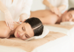 Paar geniesst entspannende Massage im Wellnessbereich des Fitnesscenters.