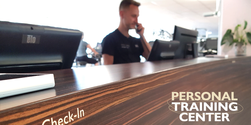 Empfangstheke des Fitorama Fitnesscenter an der Langen Gasse in Basel mit Mitarbeiter – Fokus auf Personal Training.