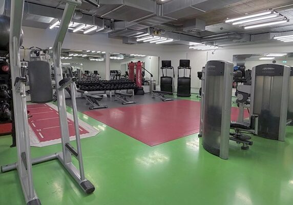 Trainingsfläche im EG Unisport Fitnesscenter in Basel