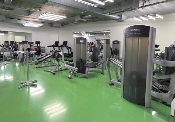 Trainingsfläche EG im Unisport Fitnesscenter in Basel