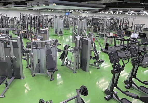 Trainingsfläche im UG Unisport Fitnesscenter in Basel